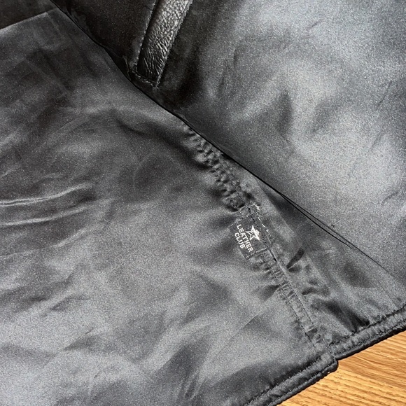 🏍️ 🦁 🏍️• ⚫️ Leather Club x Ridin’ Free Vibes ⚫️• 🦁🏍️ - Picture 5 of 8